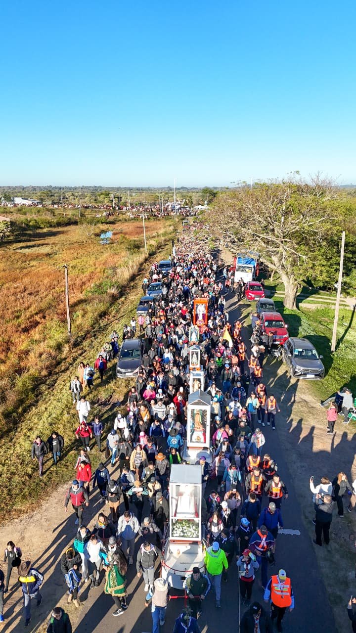 Policías y peregrinos en la Ruta 12 durante la 126ª Peregrinación de San Luis del Palmar hacia Itatí