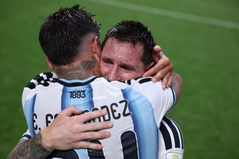 Lionel Messi llorando sobre el césped tras el partido Argentina vs Egipto en el Mundial 2026