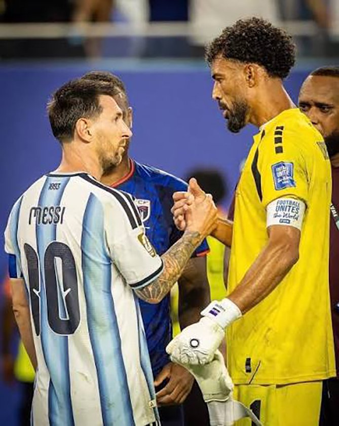 Lionel Messi abraza a Mohamed Salah en un partido de fútbol