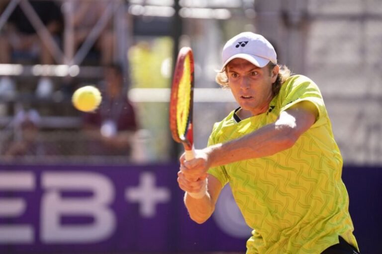 Lautaro Midón jugando al tenis en el Challenger de Iasi