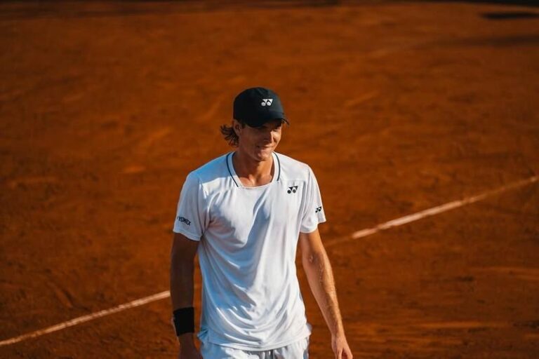 Lautaro Midón celebrando un punto en el ATP 250 de Bastad