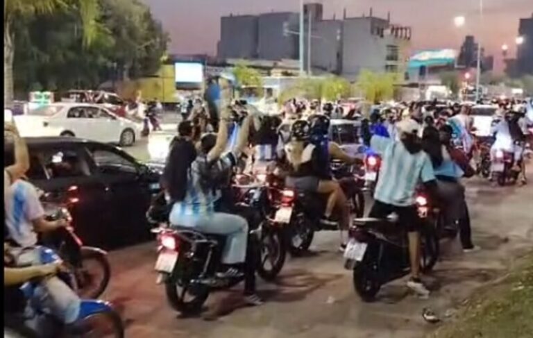 Multitud de hinchas argentinos en la Costanera de Corrientes celebrando con banderas y bengalas
