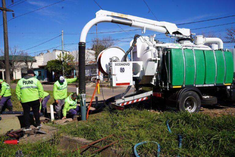 Camión desobstructor municipal operando en calles de Corrientes