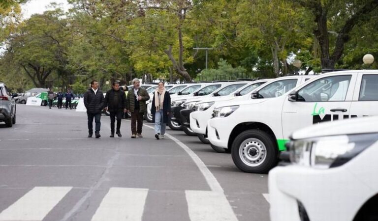 Vehículos municipales exhibidos en la Costanera General San Martín de Corrientes