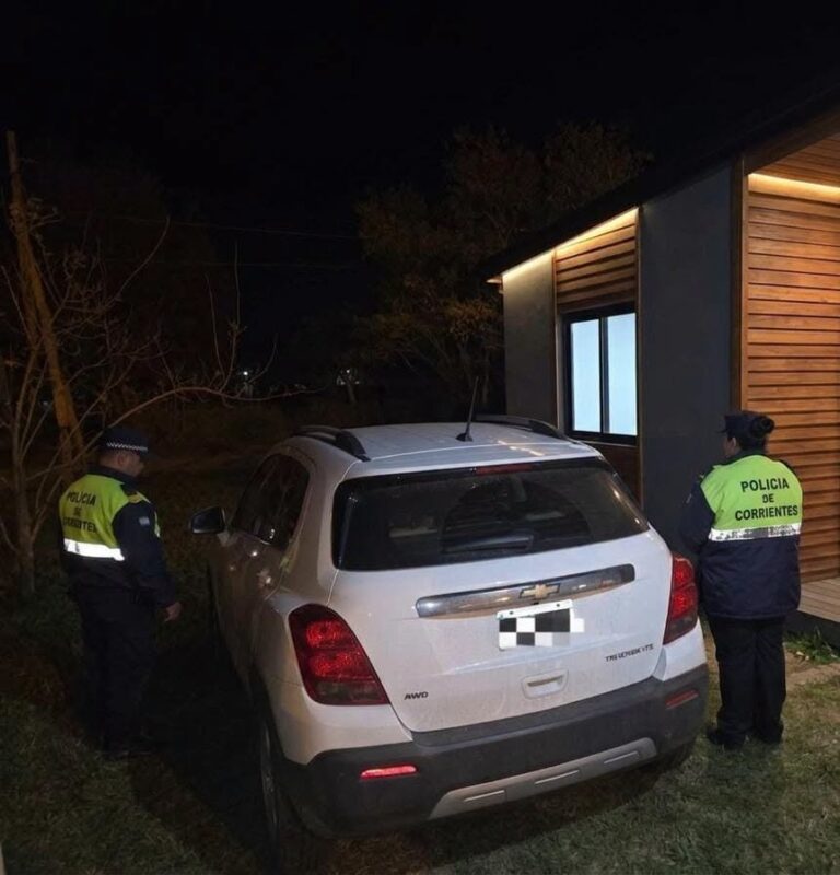 Efectivos de la Unidad Especial de Tránsito y Caminera en un operativo de control vehicular sobre la Ruta Nacional 12
