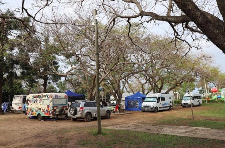 Parque Cruz de los Milagros con motorhome y carpas en Bella Vista, Corrientes