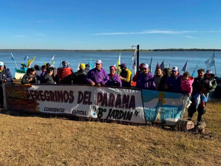 Embarcaciones de los Peregrinos del Paraná navegando por el río Paraná con banderas papal y patria
