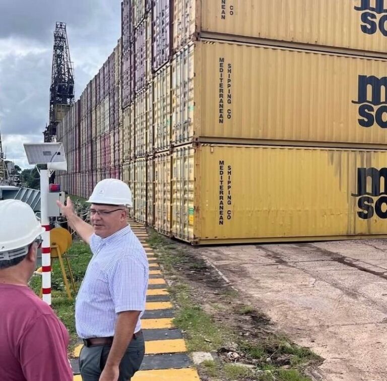 Ministro Jorge Meza durante entrevista sobre plan maestro portuario en Ituzaingó