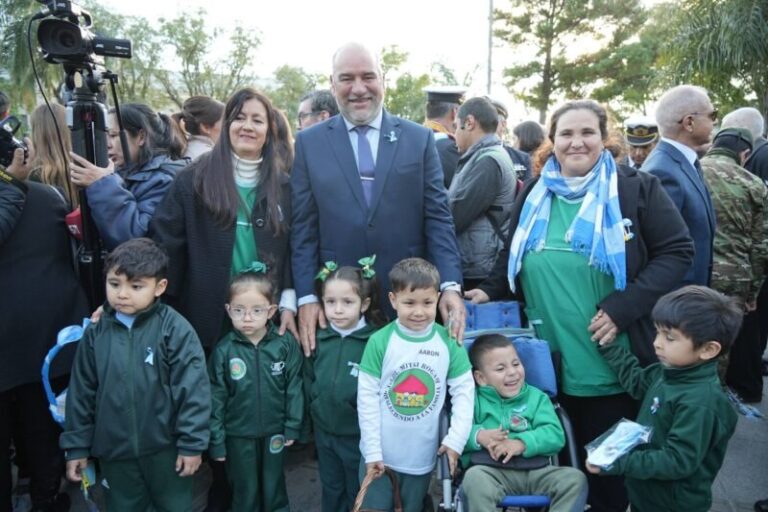 Intendente Claudio Polich durante acto por el 210° aniversario de la Independencia en la plaza 25 de Mayo de Corrientes