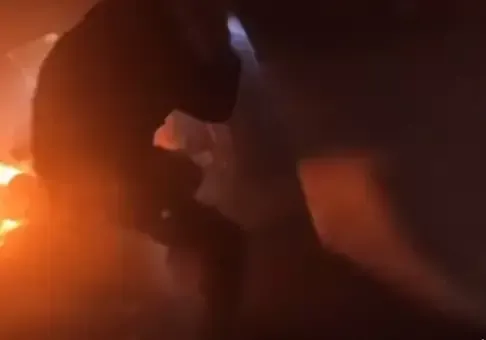 Vivienda en la calle Madariaga al 3067 afectada por incendio, con presencia de bomberos y policías