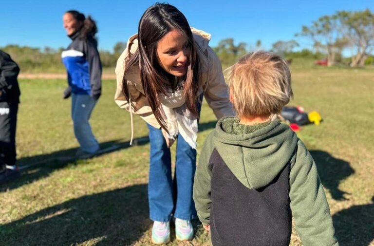 Niños participando en actividades del programa Dulce Encuentro en Vacaciones en un barrio de Bella Vista