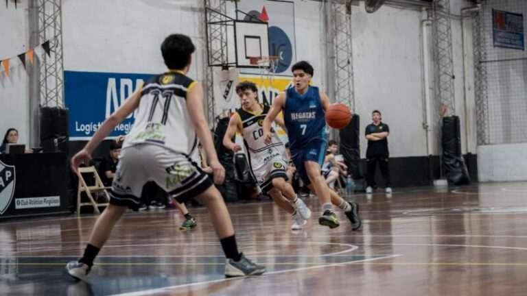 Jugadores de Regatas Corrientes en partido de la Liga Federal Formativa