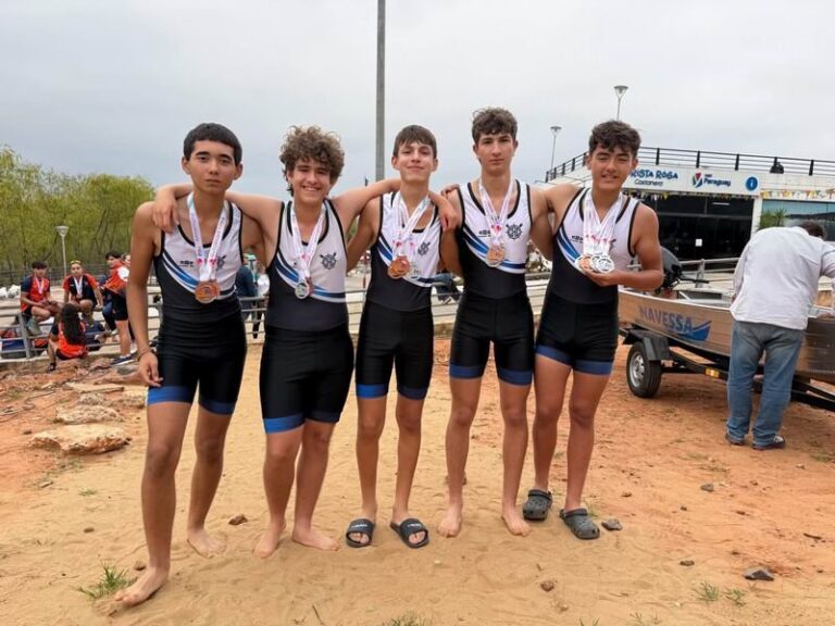 Remeros del club Regatas Corrientes en el Campeonato Sudamericano de Remo U17