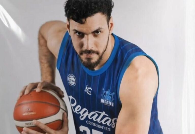 Roberto Acuña con la camiseta de Regatas Corrientes