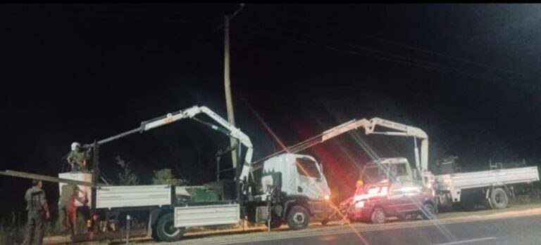 Automóvil Fiat Uno destruido tras chocar contra un poste eléctrico en la Ruta 12, cerca de Goya