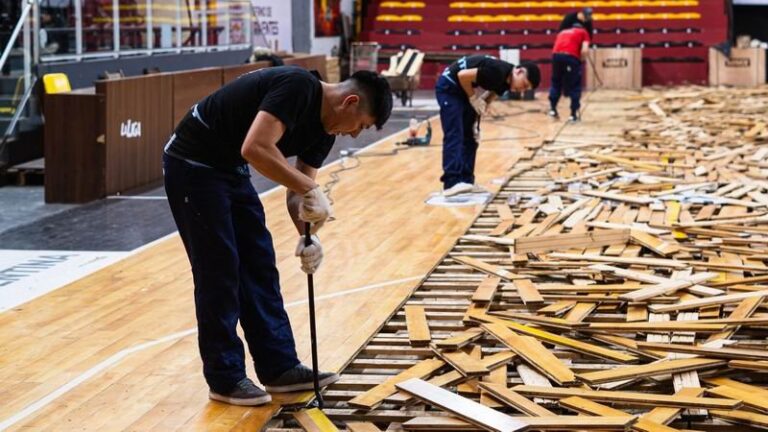 Cancha principal del club San Martín de Corrientes con trabajos de renovación del parquet
