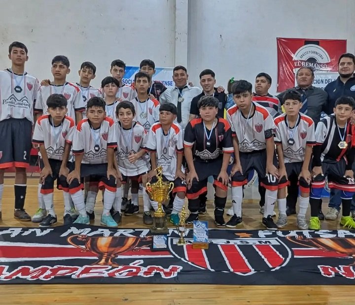 Equipo de San Martín de Esquina celebrando el título del Provincial C13 de Futsal
