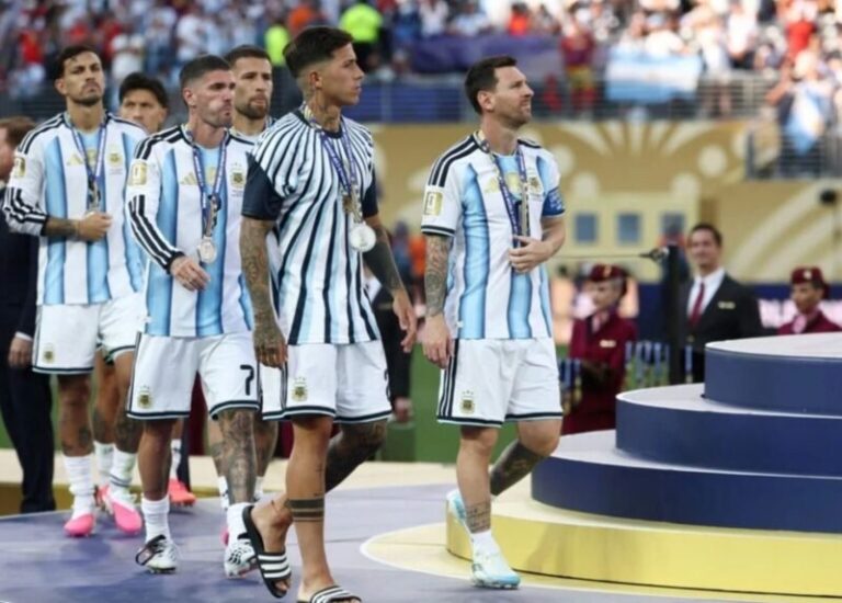 Jugadores de la Selección Argentina en el campo de juego tras la final del Mundial 2026