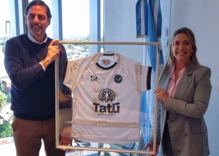 Reconocimiento de Taraguy y Aranduroga a Laura Sprovieri del Banco de Corrientes