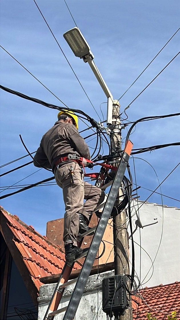 Trabajos de mantenimiento en líneas de media tensión de la DPEC en Corrientes