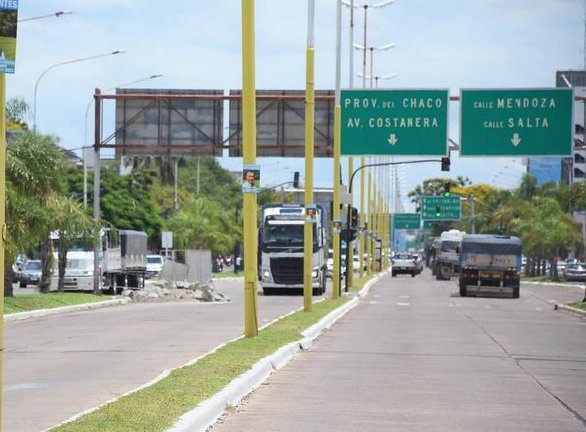Camión de gran porte circulando por calle de Corrientes