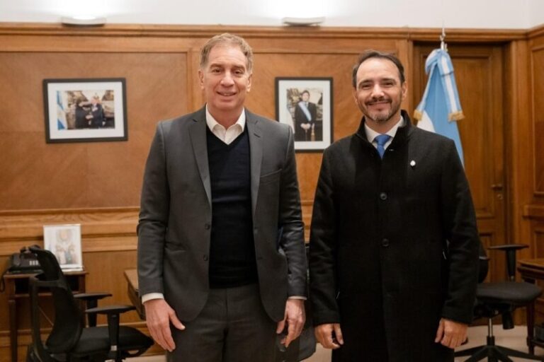 Gobernador Juan Pablo Valdés en reunión de trabajo