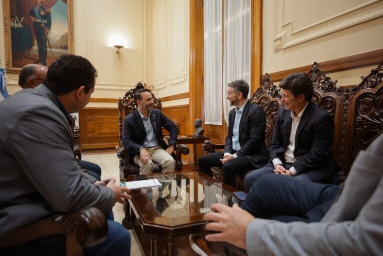 Gobernador Juan Pablo Valdés en reunión con funcionarios nacionales en Casa de Gobierno