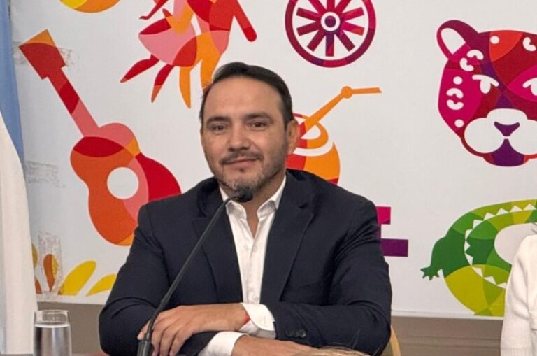 Gobernador Juan Pablo Valdés durante una visita a localidades del interior de Corrientes