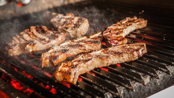 Cortes de carne vacuna en mostrador de carnicería en Corrientes