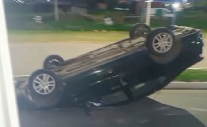 Automóvil volcado sobre la Ruta Provincial N° 5, en el acceso a Corrientes