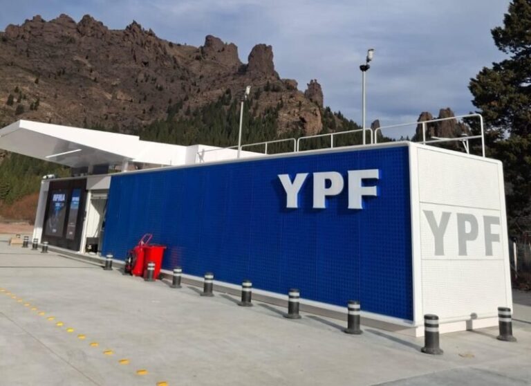 Estación de servicio YPF en el acceso al Parque Nacional Nahuel Huapi