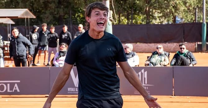 Carlos María Zárate jugando en el torneo ITF M15 de Jujuy