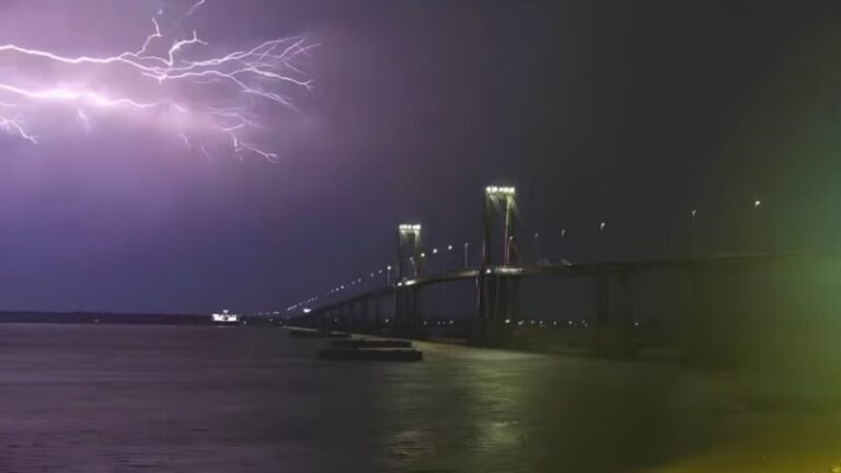 Imagen de tormenta sobre el puente General Manuel Belgrano