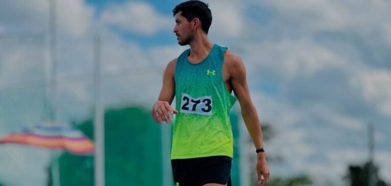 Carlos Layoy en competencia de salto en alto