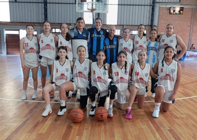 Partido de básquet femenino infantil