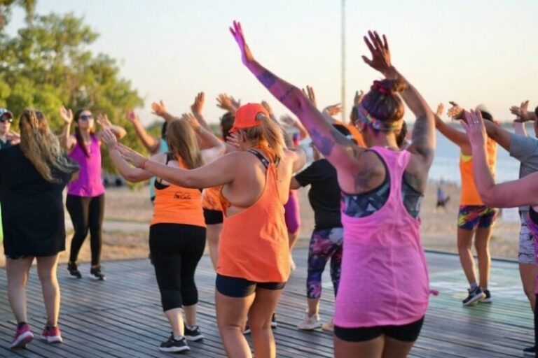 Clases gratuitas de zumba en playa Arazaty, Corrientes
