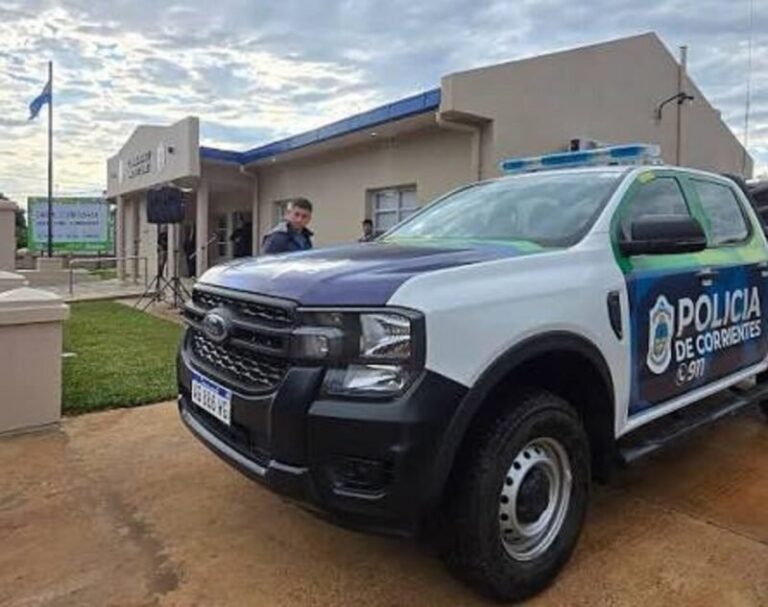 Policía científica en la puerta de un departamento en Santo Tomé