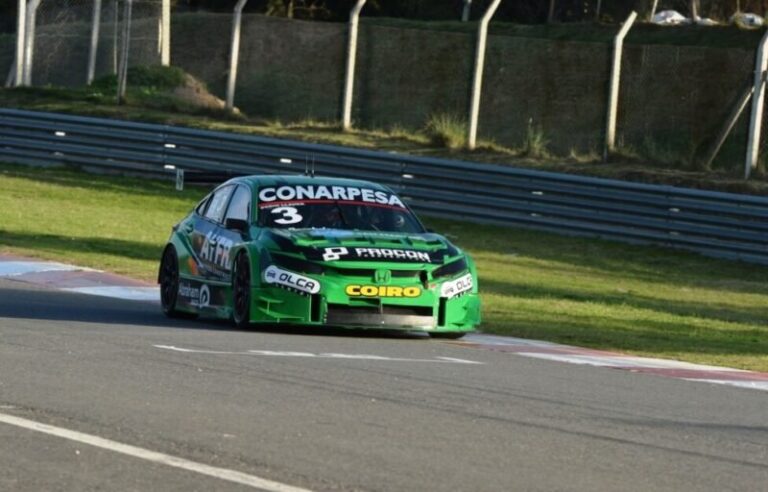 Humberto Krujoski en el podio de la primera carrera del TC 2000 en San Nicolás