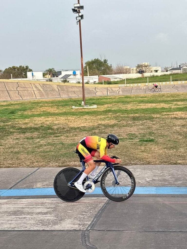 Lázaro Escalante en competencia de ciclismo de pista