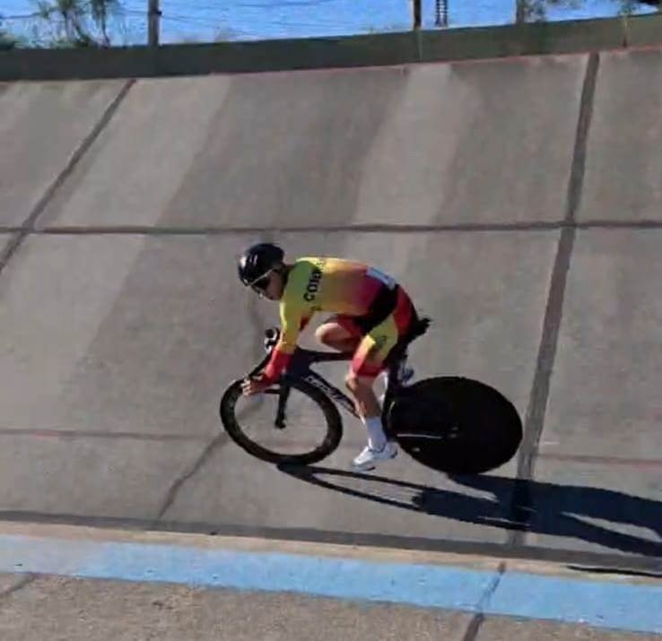 Lázaro Escalante en competencia de ciclismo de pista