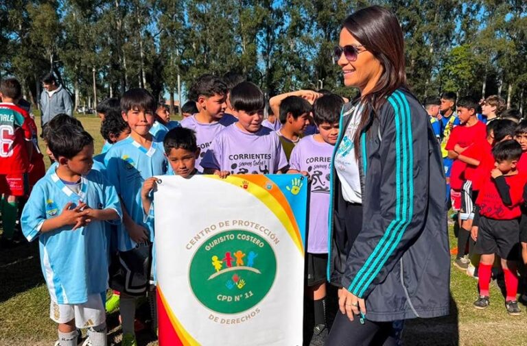 Niños jugando al fútbol en el Mundialito de Bella Vista