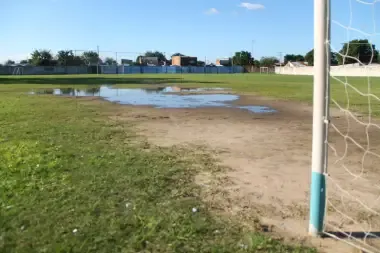 Campo de fútbol local en Corrientes afectado por lluvias
