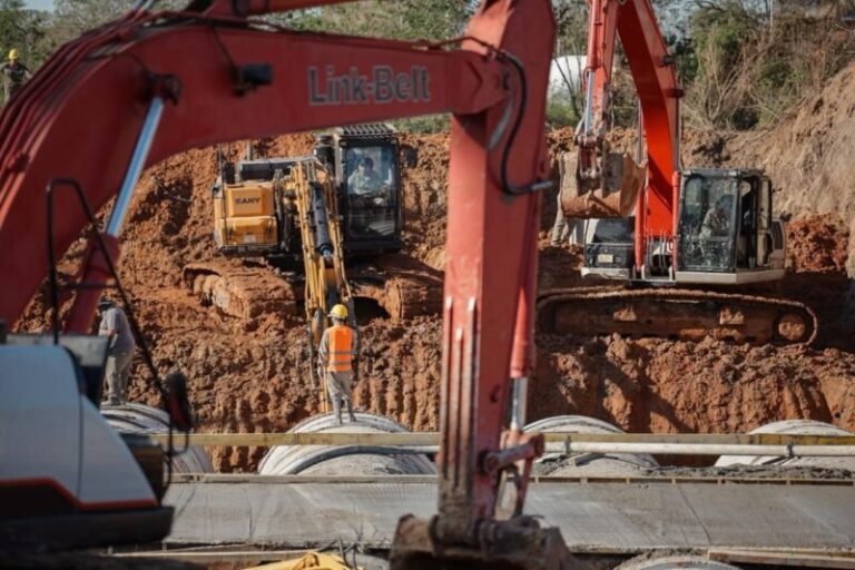 Gobernador Valdés supervisa obras en el arroyo Pirayuí