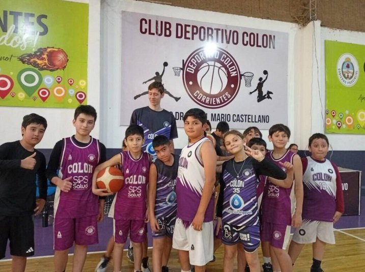 Niños y niñas practicando minibásquet en el Club Colón de Corrientes