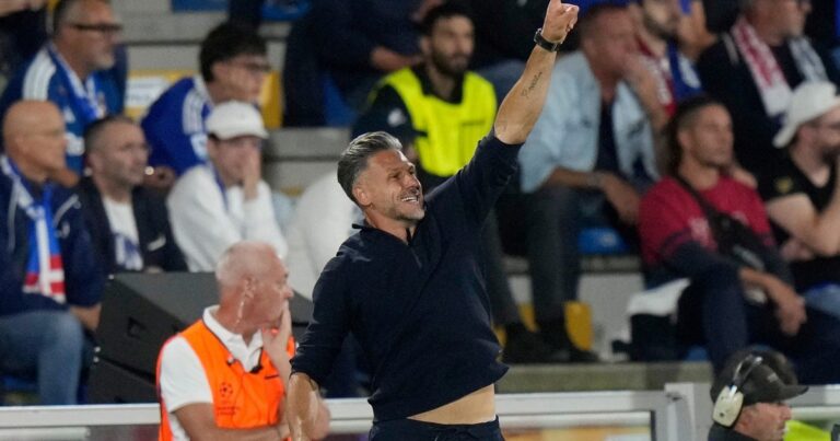 Martín Demichelis, entrenador de RB Leipzig, observa el partido desde el banco de suplentes