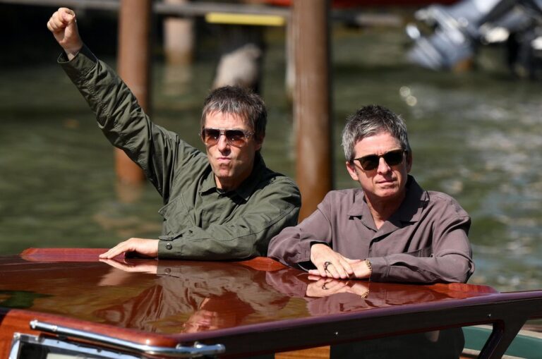 Liam y Noel Gallagher durante un concierto de la gira Live '25