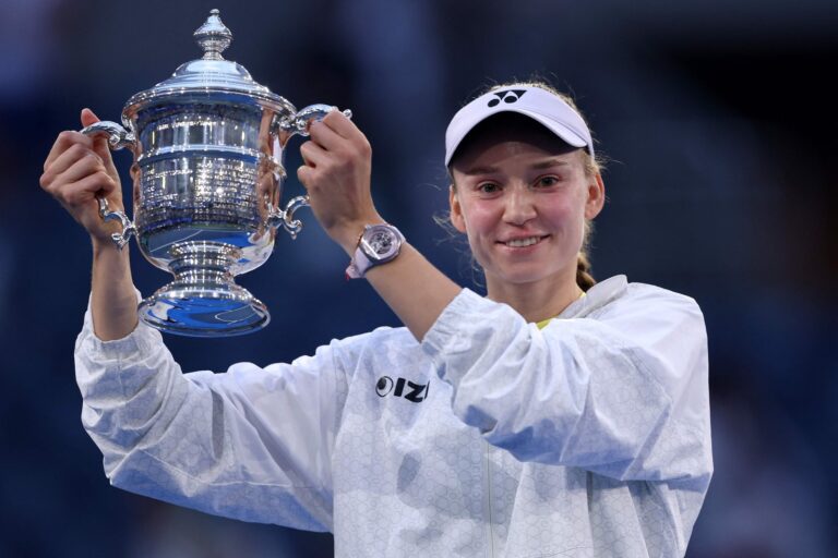 Elena Rybakina celebra con el trofeo del US Open 2026 en Flushing Meadows