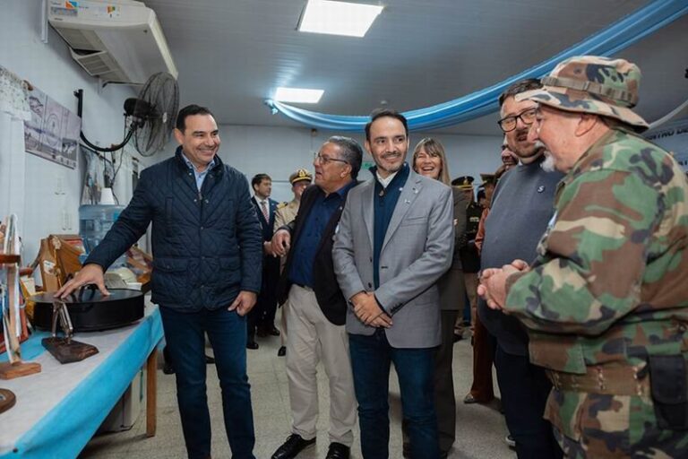 Autoridades durante la inauguración del monumento Arco Trunco en Paso de los Libres