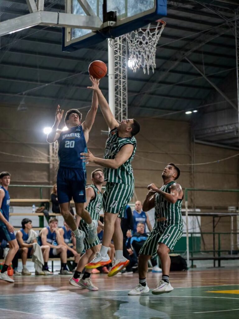 Jugadores de básquet en partido del Torneo Oficial de Primera División de la Asociación de Básquetbol de Corrientes