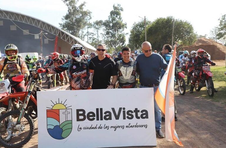 Pilotos de enduro compitiendo en el Enduro Toropí 2026 en Bella Vista, Corrientes